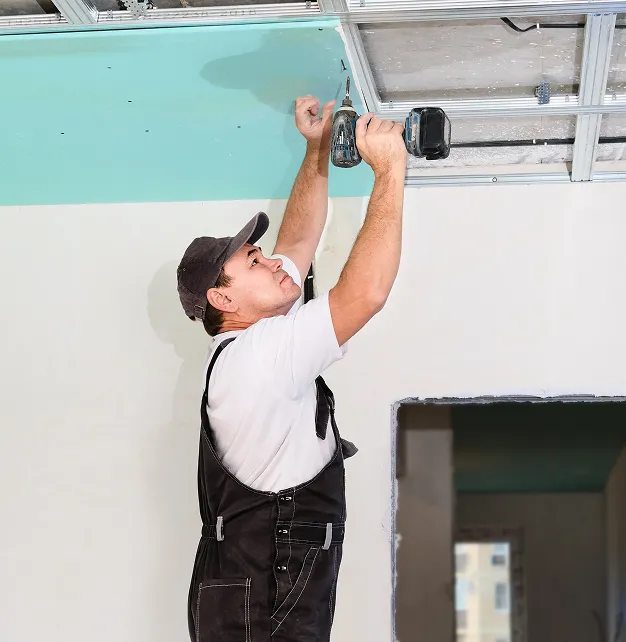 Homme en train de rénover un plafond